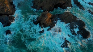 海浪拍岩