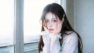 窗边柔光少女