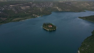 湖中小岛
