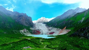 雪山之巅温暖的春天