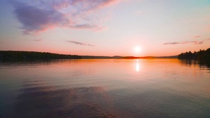 夕阳下湖面