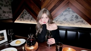 酒吧包间里微醺的美女