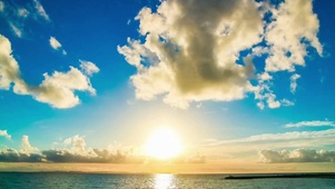 夕阳下的海边蓝天白云唯美治愈