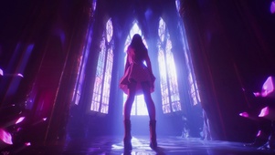 逆光中的少女