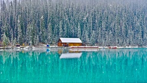 森林湖边小屋
