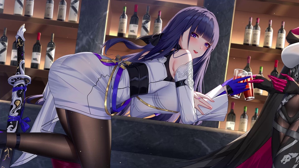 紫发动漫少女在吧台边与同伴持杯碰杯的二次元插画