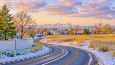 雪径晚霞的冬日乡途