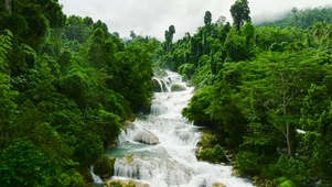 自然高山流水瀑布