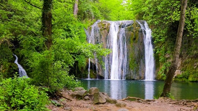 护眼绿林山间瀑布