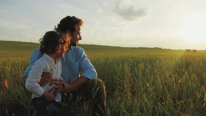 4K 高清 父子坐在绿色的麦田