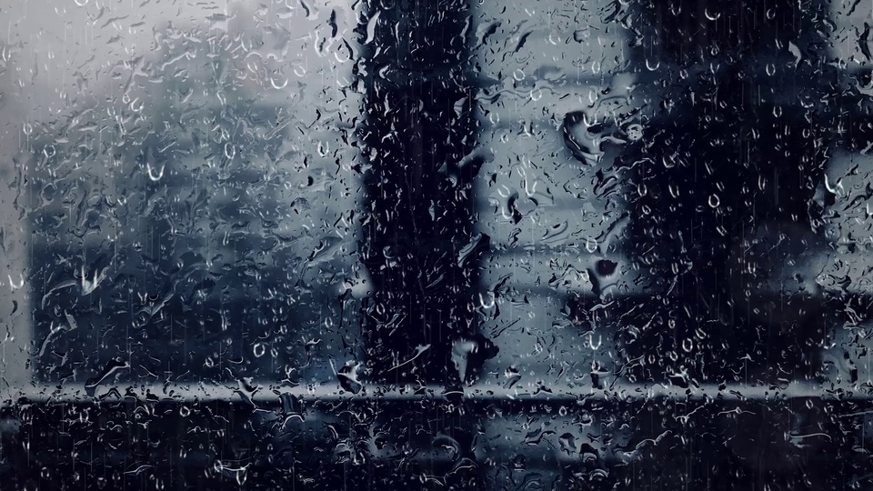 布满雨滴的玻璃窗，窗外是模糊的深色建筑轮廓，冷调灰蓝主色调，氛围清冷。