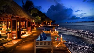 夜晚的海滩咖啡馆
