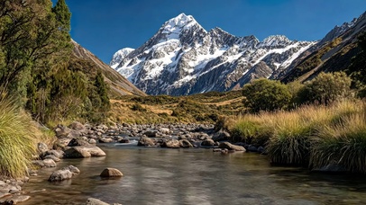 阳光雪山草原河流