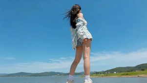 唯美湖边女孩