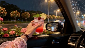 雨夜车窗饮品