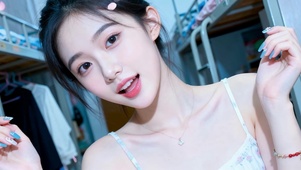 大一学妹在宿舍照镜子娇嫩容颜