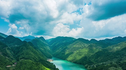 蓝天青山湖泊