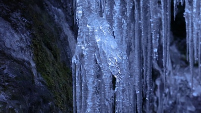冬天风景岩洞里冰凌冰挂