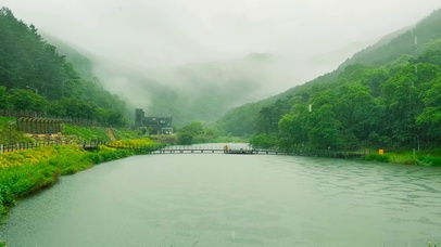 雨天高山云雾湖泊