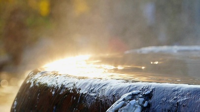 4K 高清 温泉中太阳的反射