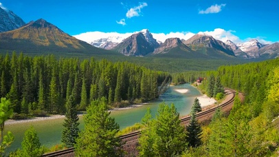高山树林河流火车