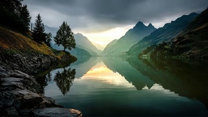 清晨静谧山谷湖泊