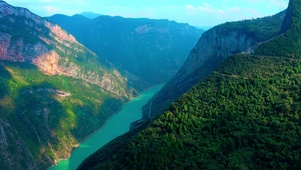 青山河流