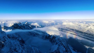 新疆天山雪山云海翻腾