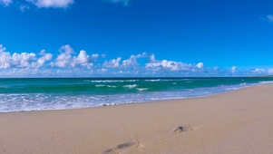 沙滩海浪蓝天白云