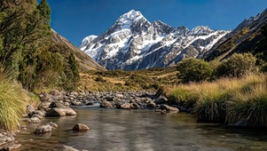 阳光雪山草原河流