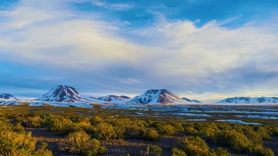 戈壁滩雪山日落