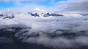 雪山云雾缭绕