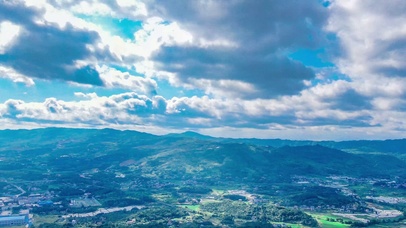 4K白云下的村庄