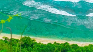 俯看碧海浪潮