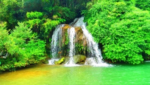 山涧泉水