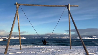 远方的雪山湖泊