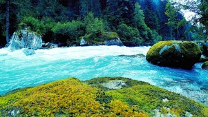4K治愈山涧河流