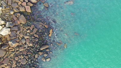 碧水岩石