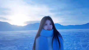 湖边少女