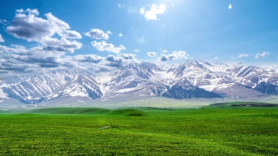 草原雪山