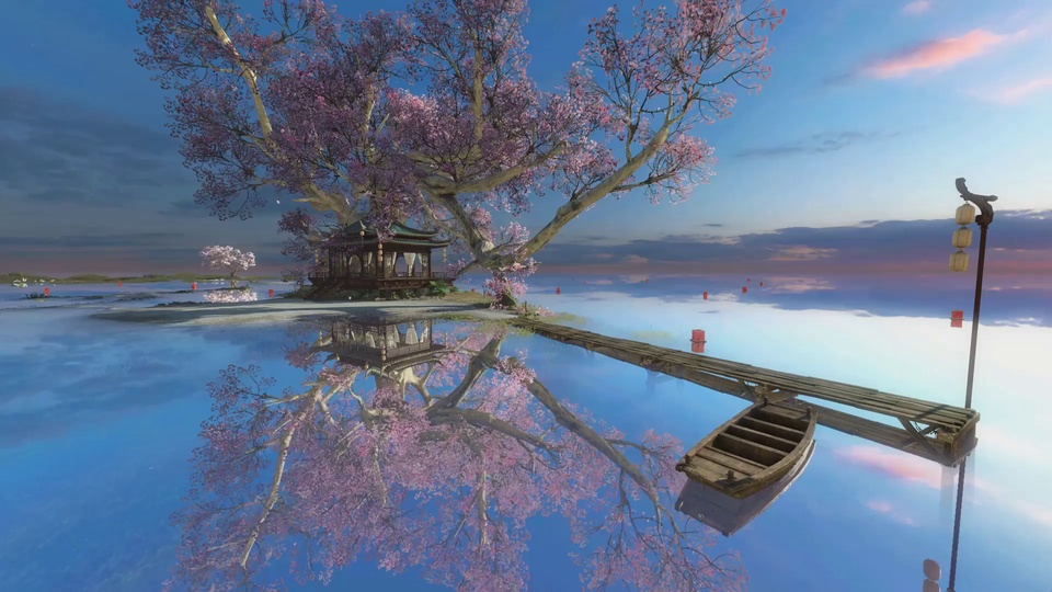 平静湖面上倒映着粉花古树、中式凉亭与晕开粉霞的蓝调天空，木栈道旁停泊着一艘小木船。