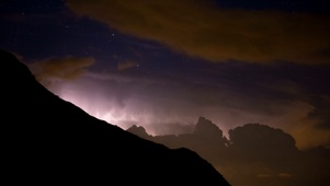 夜晚的雷雨