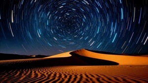 沙漠星空旋转星轨夜景