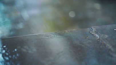 4K下雨天雨滴滴落地面唯美