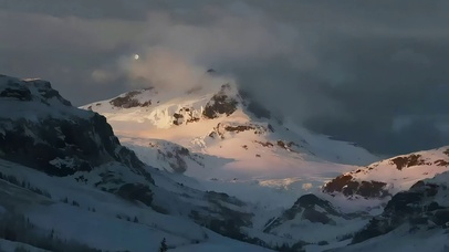 日出迷雾雪山