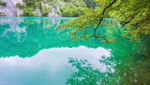 碧蓝的湖水