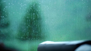 唯美窗上雨滴滑落