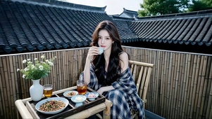 古宅阁楼上喝茶品菜的格子衫美女