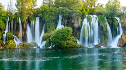 护眼青山瀑布湖景
