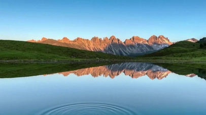 蓝天白云远处山峰青山绿水